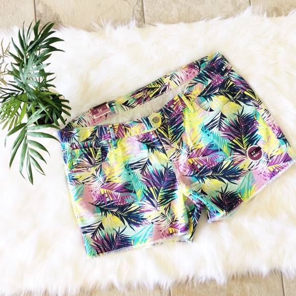 Old Navy Pants - 🆕🌿OLD NAVY🌿DIVA PLUS SIZE TROPICAL PRINT SHORTS